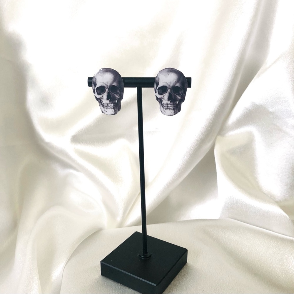 Skull stud earrings